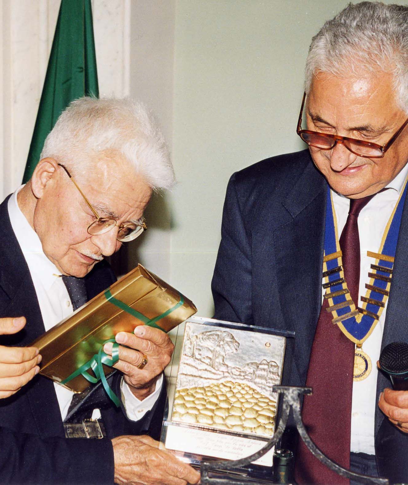 La targa d'argento del premio “Una vita per la vita” - Roma, 27 maggio 1997